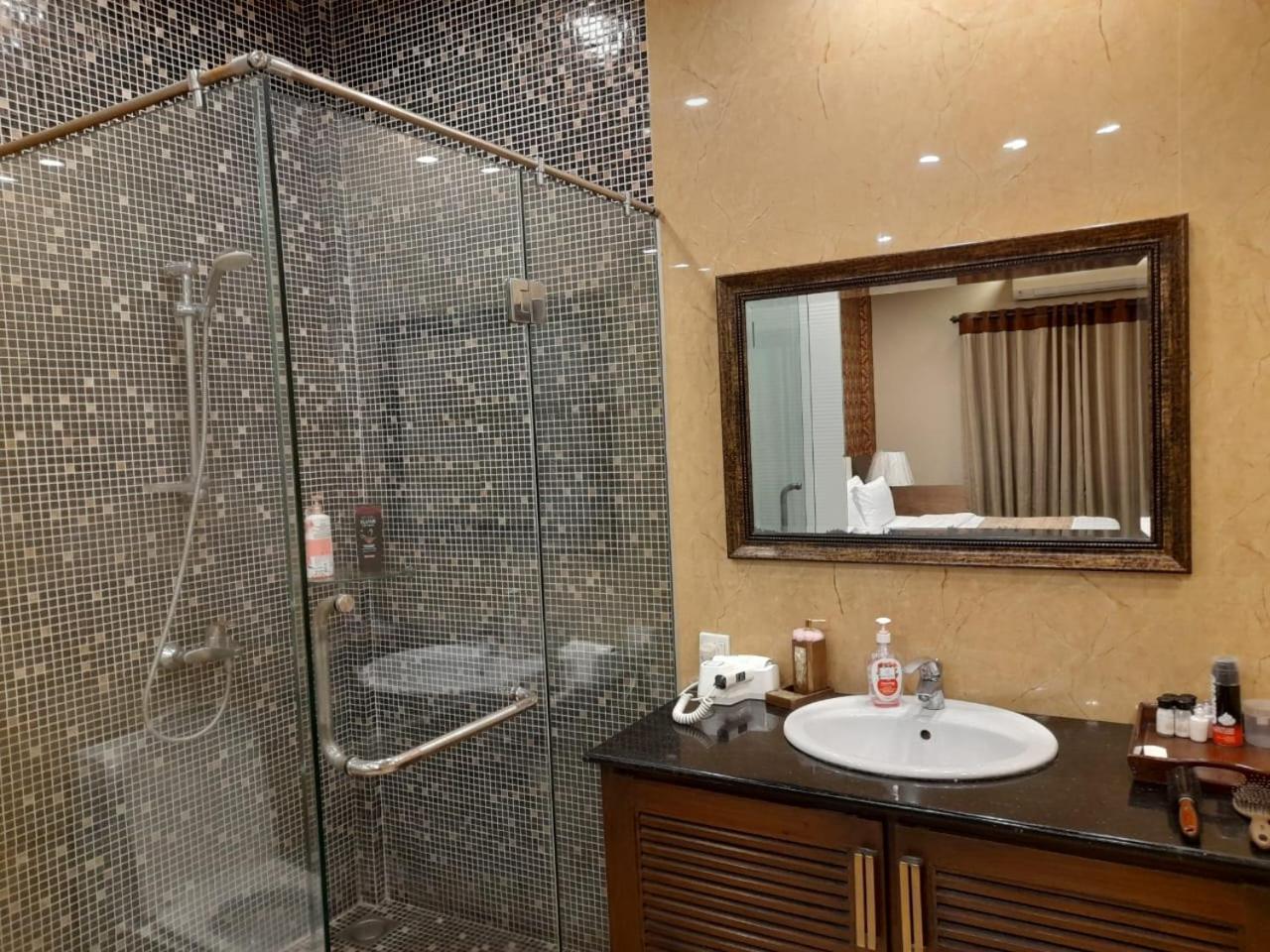 Grand Regent Hotel And Suites Faisalabad Exterior photo